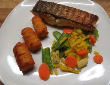 Knusprig gebratener Lachs mit Zitronengemüse Knusprig gebratener Lachs mit Zitronengemüse