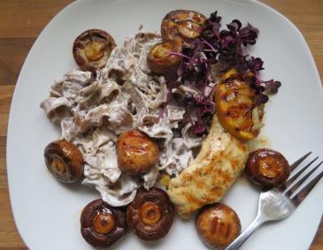 Buchweizennudeln mit Zitronentopfen, Champignons und Hühnerfilet Buchweizennudeln mit Zitronentopfen, Champignons und Hühnerfilet