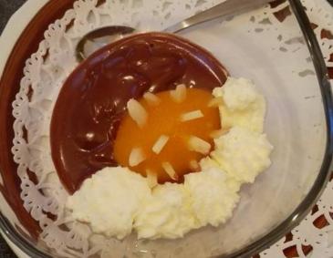 Schokopudding mit Marillenigel Schokopudding mit Marillenigel
