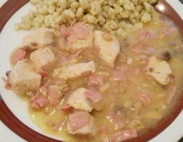Putengeschnetzeltes mit Schinken-Champignonsauce Putengeschnetzeltes mit Schinken-Champignonsauce
