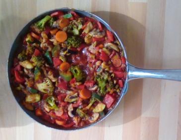 Bunte Gemüsepfanne in Tomatensoße Bunte Gemüsepfanne in Tomatensoße