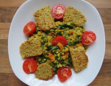 Gelbes Linsencurry mit Bärlauch und Falafelschnitten Gelbes Linsencurry mit Bärlauch und Falafelschnitten