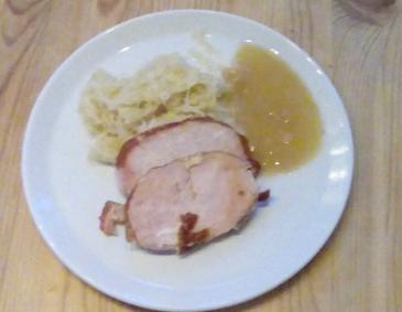 Kassler auf Sauerkraut mit Bratensoße Kassler auf Sauerkraut mit Bratensoße