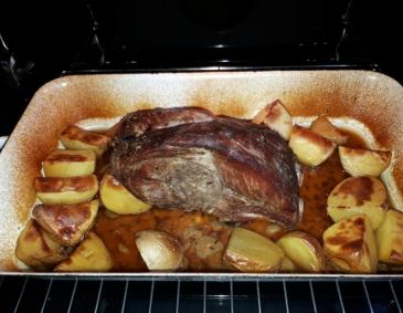 Gebratenes Schweinskarree mit Kartoffeln Gebratenes Schweinskarree mit Kartoffeln