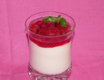Milchcreme mit Erdbeertopping Milchcreme mit Erdbeertopping