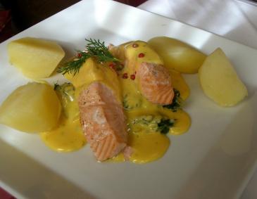 Lachs auf dem Gemüsebett mit Sauce Hollandaise Lachs auf dem Gemüsebett mit Sauce Hollandaise