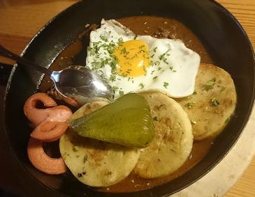 Fiakergulasch mit Semmelknödeln Fiakergulasch mit Semmelknödeln