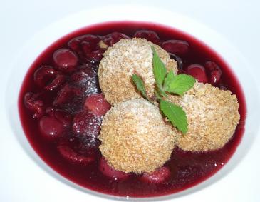 Kirschknödel auf Kirschsauce Kirschknödel auf Kirschsauce