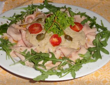 Vitello tonnato mit Paradeiser-Rucola-Salat Vitello tonnato mit Paradeiser-Rucola-Salat