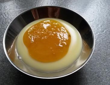 Vanillepudding mit Mangopüree Vanillepudding mit Mangopüree