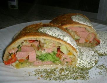 Leberkäsestrudel mit Brokkoli und Karotten Leberkäsestrudel mit Brokkoli und Karotten