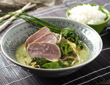 Grünes Thai-Curry mit geräuchertem Schweinefilet Grünes Thai-Curry mit geräuchertem Schweinefilet
