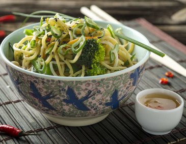 Lucky Noodles mit selbstgemachter Sweet Chili Sauce Lucky Noodles mit selbstgemachter Sweet Chili Sauce