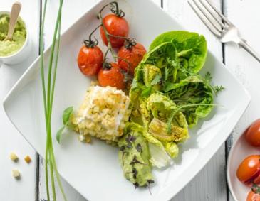 Salatherzen mit Ofen-Paradeisern, Avocado und Ziegenkäse Salatherzen mit Ofen-Paradeisern, Avocado und Ziegenkäse
