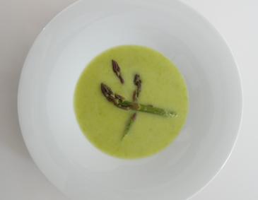 Spargelsuppe mit grünem Stangenspargel Spargelsuppe mit grünem Stangenspargel