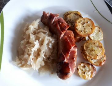 Bratwurst mit Sauerkraut und Kümmelkartoffel Bratwurst mit Sauerkraut und Kümmelkartoffel