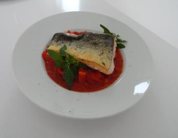 Gebratenes Lachsfilet auf Ratatouille Gebratenes Lachsfilet auf Ratatouille