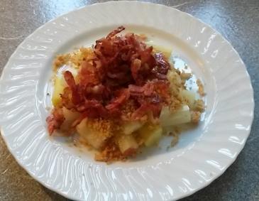 Spargel mit Knoblauchbrösel und gebratenem Speck Spargel mit Knoblauchbrösel und gebratenem Speck