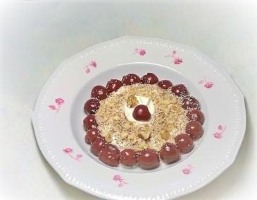 Weichsel-Walnuss-Joghurt mit Zwerghirsepops Weichsel-Walnuss-Joghurt mit Zwerghirsepops