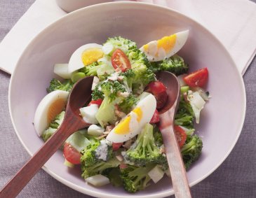 Brokkolisalat mit Erdnüssen Brokkolisalat mit Erdnüssen