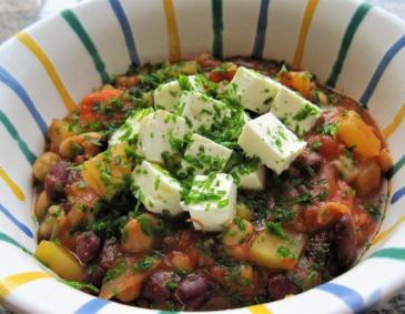 Bohnen-Kichererbsen Eintopf mit Feta Bohnen-Kichererbsen Eintopf mit Feta