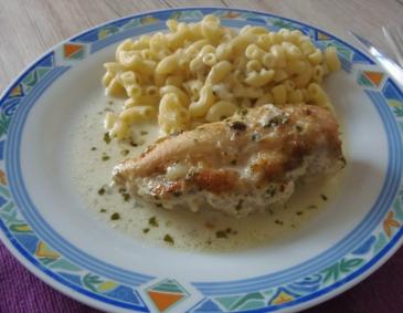 Gefülltes Hühnerfilet mit Mozzarella und Schinken Gefülltes Hühnerfilet mit Mozzarella und Schinken