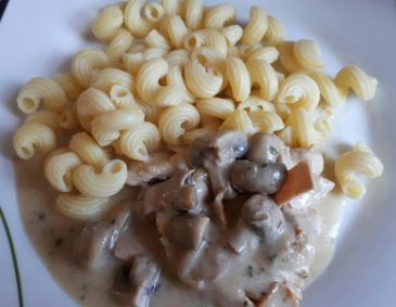 Putenrahmschnitzel mit Nudeln Putenrahmschnitzel mit Nudeln