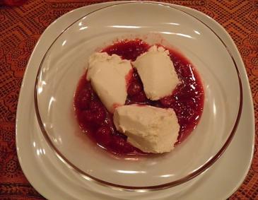 Kokosmousse auf Himbeersoße Kokosmousse auf Himbeersoße