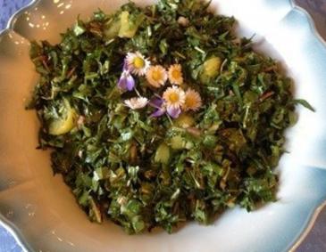 Röhrl- oder Wildkräutersalat mit Erdäpfeln Röhrl- oder Wildkräutersalat mit Erdäpfeln