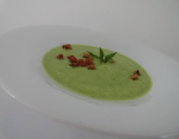 Brennnesselsuppe mit knusprigen Roggenbrotwürfeln Brennnesselsuppe mit knusprigen Roggenbrotwürfeln
