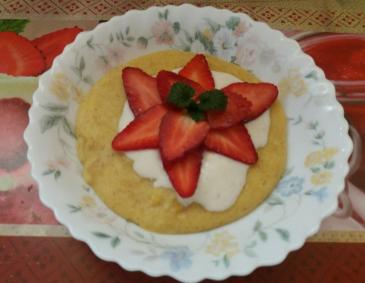 Vanille-Dinkelgrießkoch mit Erdbeeren Vanille-Dinkelgrießkoch mit Erdbeeren