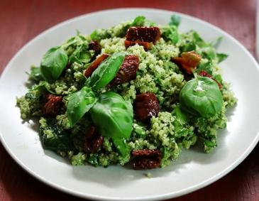 Quinoa mit Basilikum-Pesto und getrockneten Tomaten Quinoa mit Basilikum-Pesto und getrockneten Tomaten