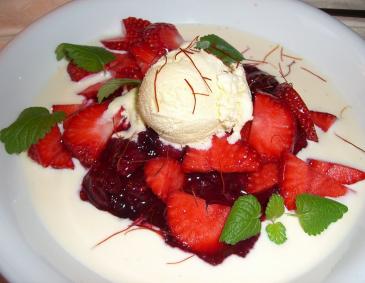 Erdbeergrütze mit Vanillesauce Erdbeergrütze mit Vanillesauce