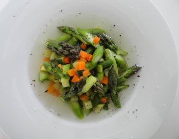 Minestrone mit zweierlei Stangenspargel Minestrone mit zweierlei Stangenspargel