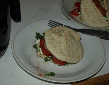 Pitabrot mit Bärlauch aus der Heißluftfritteuse Pitabrot mit Bärlauch aus der Heißluftfritteuse