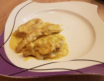 Gebratenes Putenfilet in Currysauce Gebratenes Putenfilet in Currysauce