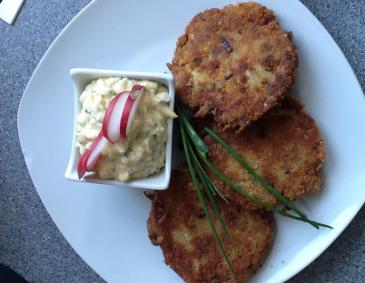 Gemüsepuffer mit Ei-Frühlingskräuteraufstrich Gemüsepuffer mit Ei-Frühlingskräuteraufstrich