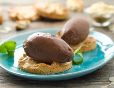 Schokoeis auf Mandelcookie Schokoeis auf Mandelcookie