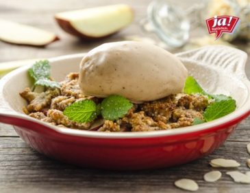 Apfel-Mandel-Crumble mit veganem Vanilleeis Apfel-Mandel-Crumble mit veganem Vanilleeis