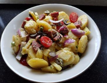Erdäpfelsalat mit Salami und Tomaten Erdäpfelsalat mit Salami und Tomaten