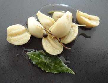 Eingelegeter Knoblauch in Olivenöl Eingelegeter Knoblauch in Olivenöl