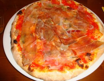 Pizza mit Prosciutto und dreierlei Käse Pizza mit Prosciutto und dreierlei Käse