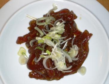 Roh marinierter Thunfisch Roh marinierter Thunfisch