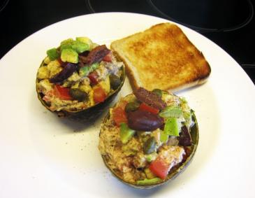 Gefüllte Avocado mit Thunfisch Gefüllte Avocado mit Thunfisch