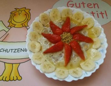 Frühstücksbrei mit Erdbeeren und Banane Frühstücksbrei mit Erdbeeren und Banane