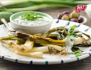 Geschmorte Jungzwiebel mit Oliven-Tzatziki Geschmorte Jungzwiebel mit Oliven-Tzatziki