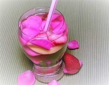 Detox-Erdbeer-Rosen-Zitronenwasser Detox-Erdbeer-Rosen-Zitronenwasser