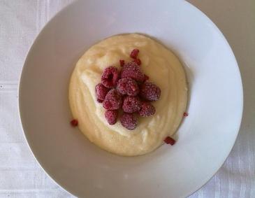 Grießflammerie mit Himbeeren Grießflammerie mit Himbeeren