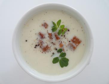 Knoblauchrahmsuppe mit Croutons Knoblauchrahmsuppe mit Croutons