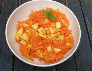 Apfel-Karottensalat mit Chilidressing Apfel-Karottensalat mit Chilidressing